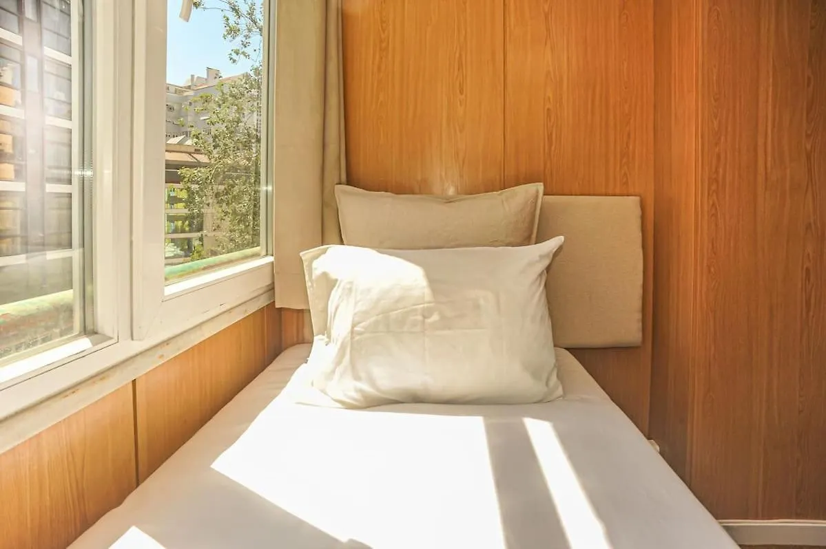 Guesthouse Marques De Pombal - 8 Bedroom Apartment Lisboa 0*,  Portugal